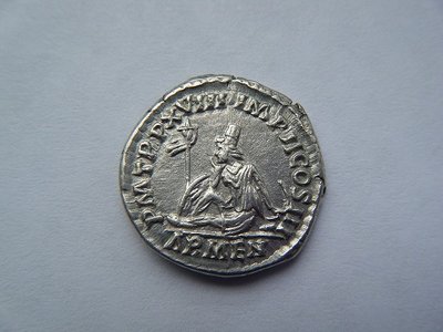 1280px-Denar_des_Marcus_Aurelius,_Rückseite_mit_der_gefangenen_Armenia - Kopie.JPG