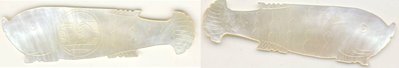 China Spielmarke Perlmutt fischförmig Karpfen 41 8 x 12 0 mm.jpg