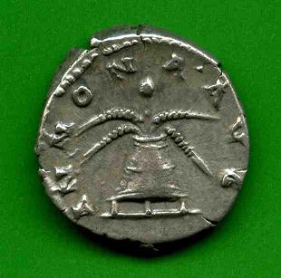 Denar Antoninus Pius C. 33 (g) Rv. ANNONA AVG. Modius m. 4 Ähren u. Mohnk..jpg