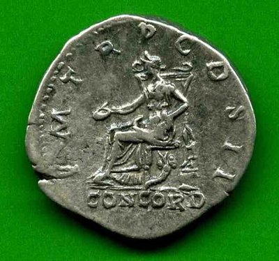 Denar Hadrianus C. 252 (a) Rv. PM TRP COS II - CONCORD. Conc. li. sitzd..jpg